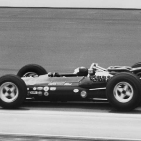 Bien calé dans la Lotus 34...